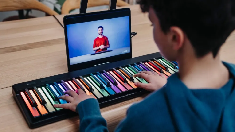 Roli Luncurkan Keyboard Edukasi 49-Kunci dengan AI Generatif