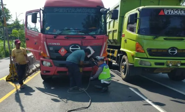 Polisi Bantu Sopir Truk Pertamina Mogok di Ranuyoso Lumajang