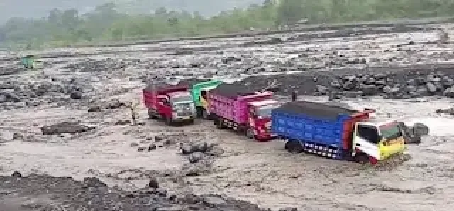 Empat Truk Terjebak Banjir Lahar Dingin di Lumajang