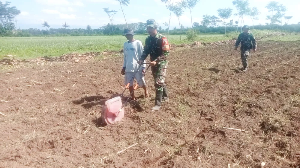 Petani di Lumajang Dikenalkan dengan Alat Corn Seed Planter untuk Maksimalkan Efisiensi Penanaman Jagung