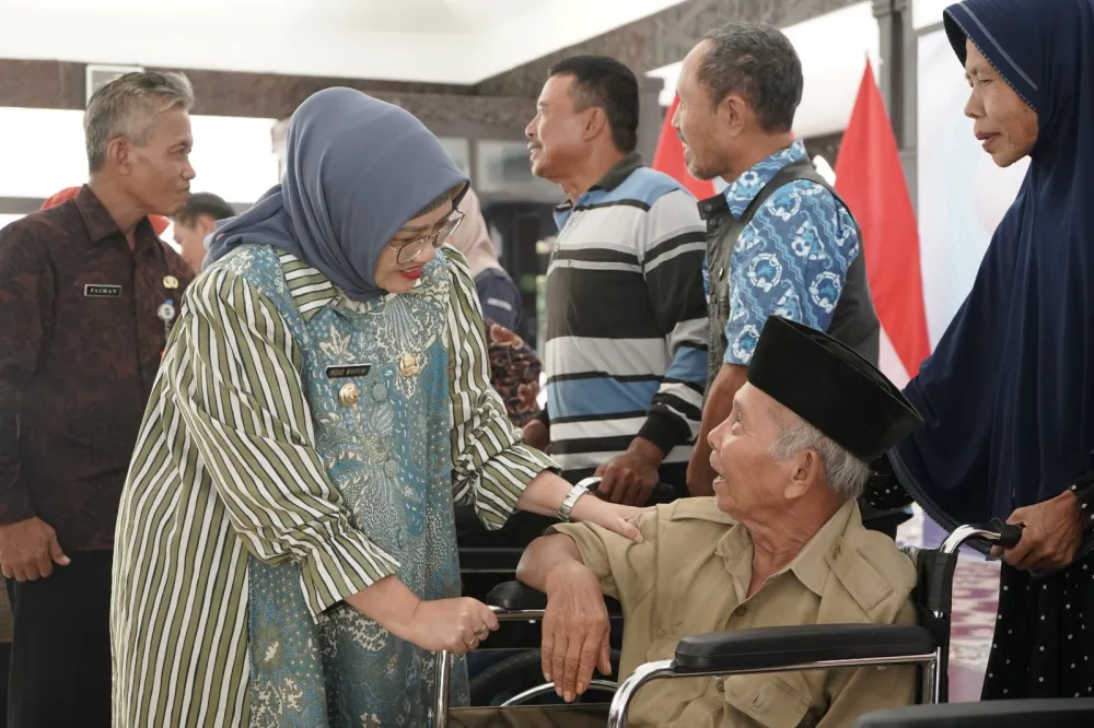 Pemkab Lumajang Salurkan Bantuan Kursi Roda bagi Penyandang Disabilitas dan Lansia