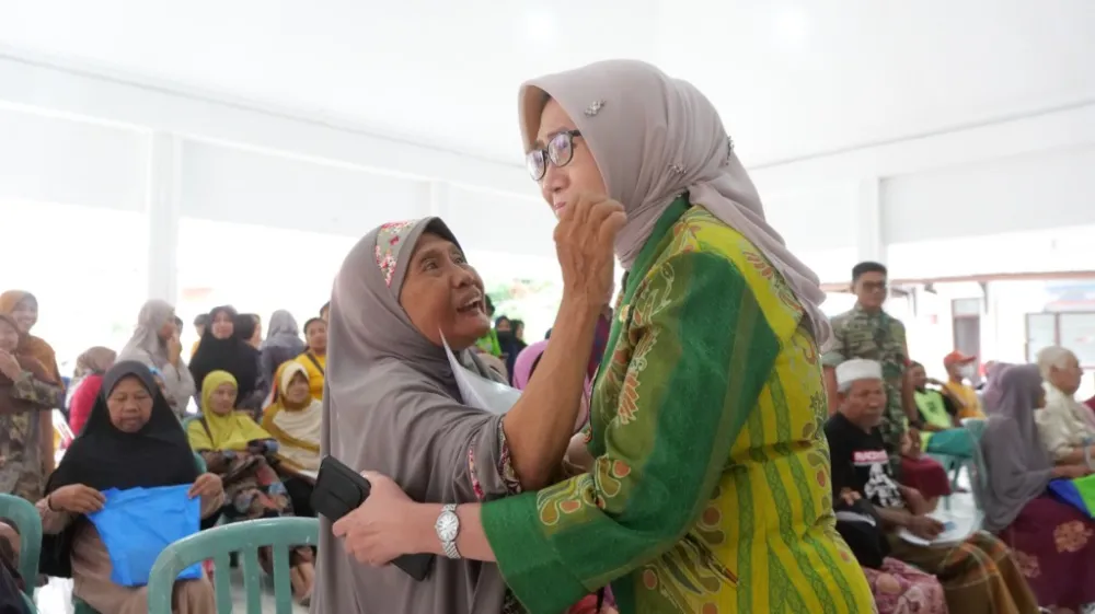 Pemkab Lumajang Perkuat Jaring Sosial Lewat Pembagian Beras Door to Door
