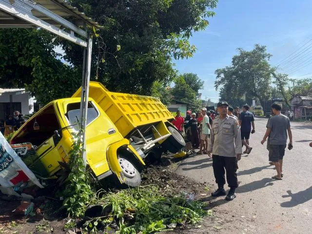 Tabrak Truk Saat Menyebrang Pemotor Tewas di Desa Besuk Lumajang