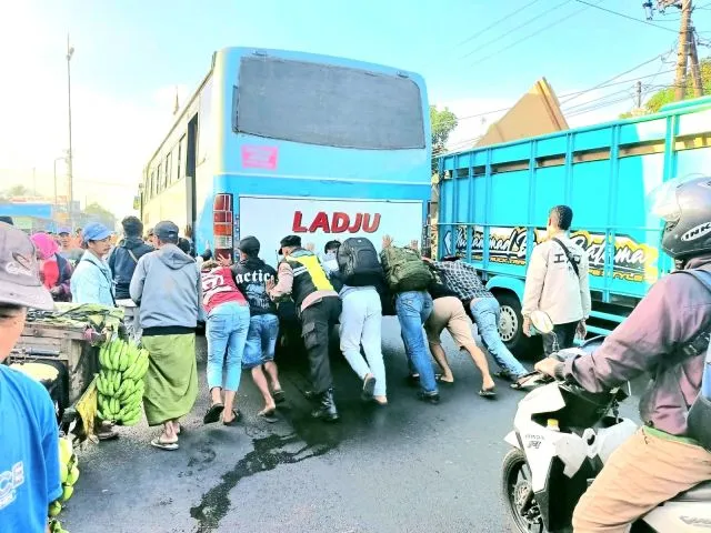 Cegah Macet Polisi Ikut Dorong Bus Mogok di Ranuyoso Lumajang