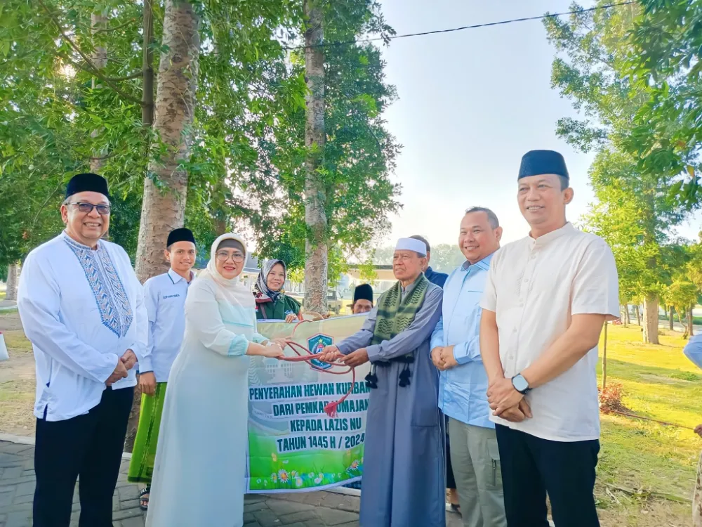 Pj. Bupati Serahkan Tiga Sapi Kurban di Alun-Alun Lumajang