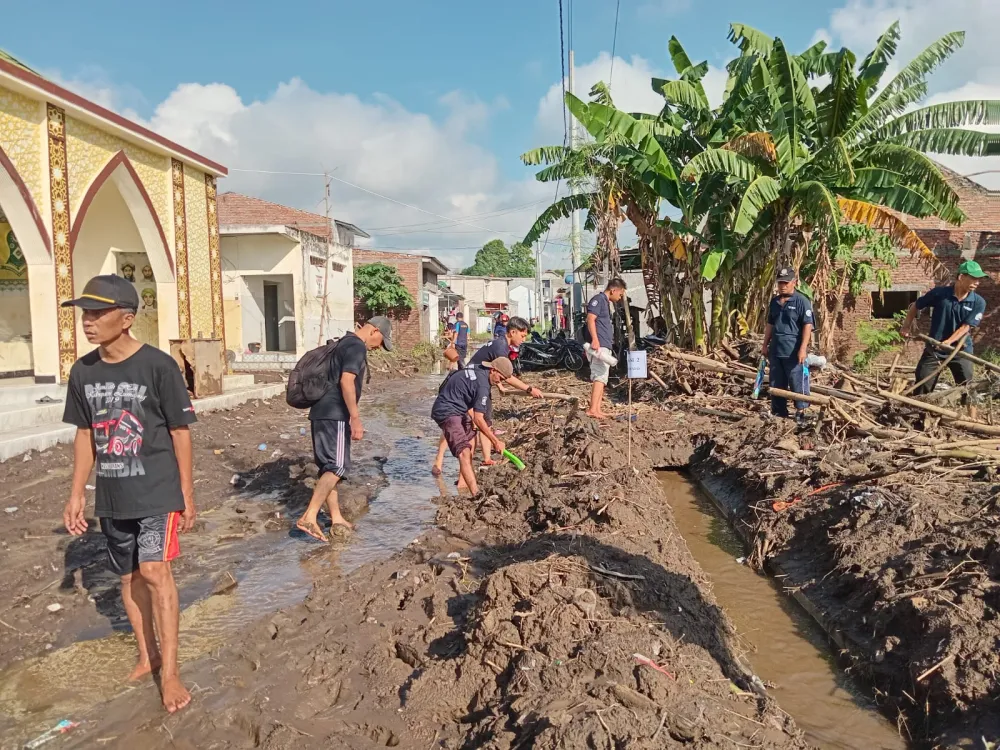 Gotong Royong Aparatur Pemkab Lumajang Bersih-bersih Rumah Warga Pasca Banjir