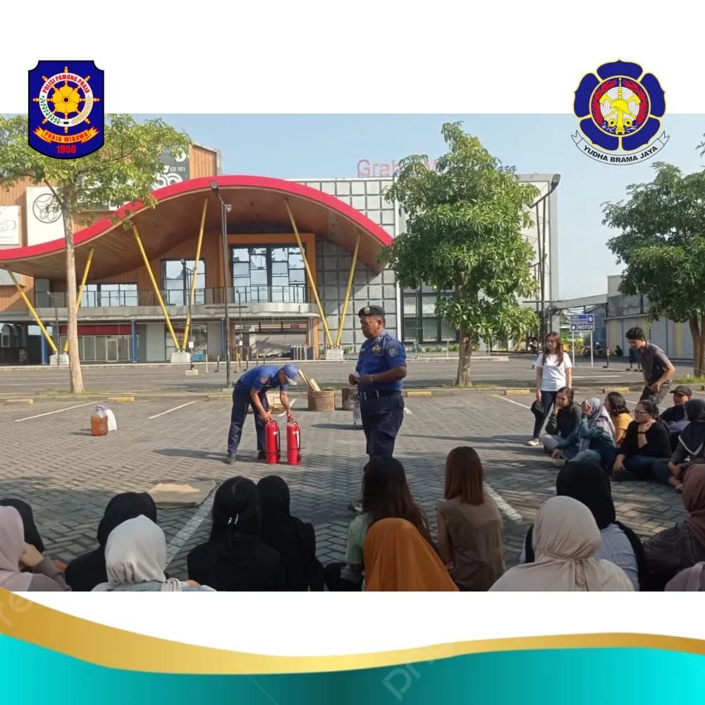 Sosialisasi dan Edukasi Penanggulangan Bahaya Kebakaran yang di laksanakan di Halaman GM Plaza Jl. Slamet Wardoyo  Desa Labruk Lor Kec. Lumajang Kab. Lumajang.