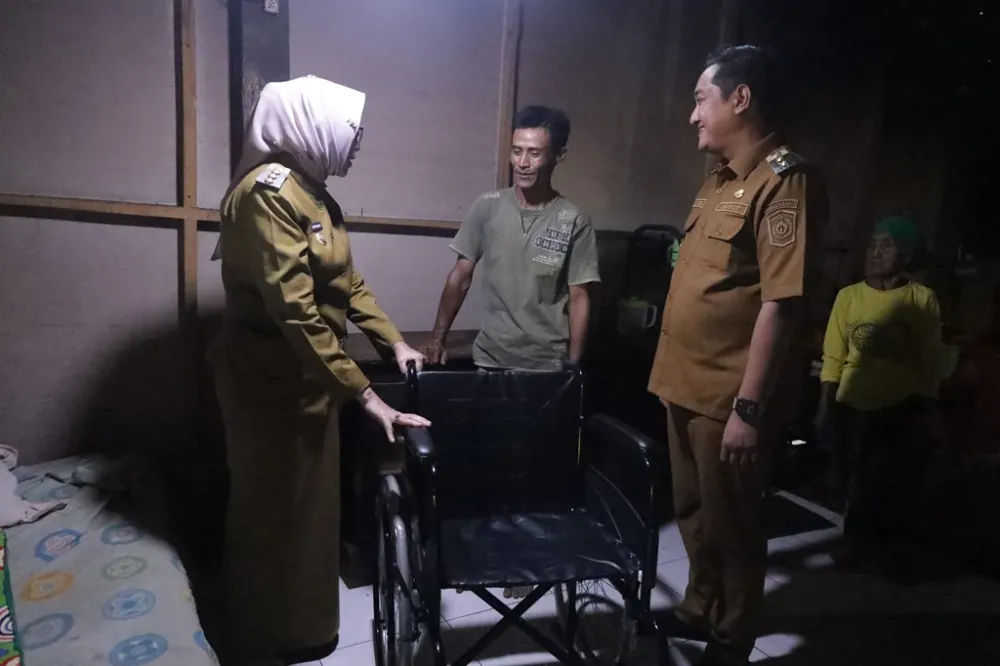 Perkuat Jaring Sosial, Pemkab Lumajang Serahkan Kursi Roda untuk Warga Penderita Tumor Otak