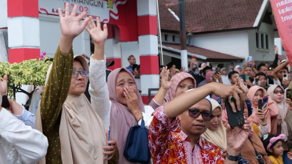 Isak Tangis Iringi Kepergian 376 Jemaah Haji Kloter 37 Kabupaten Lumajang