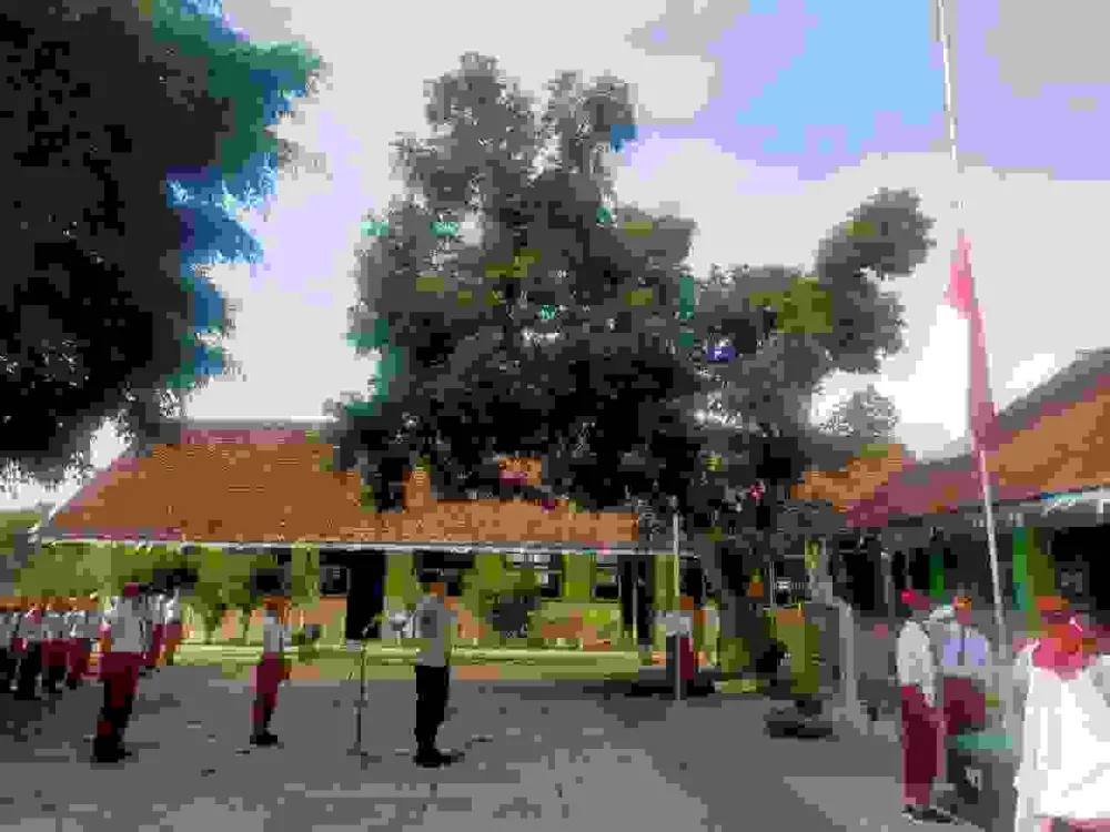 Upacara di SDN 02 Sukosari Lumajang Ditekankan pada Penolakan Perundungan dengan Pembinaan Polisi