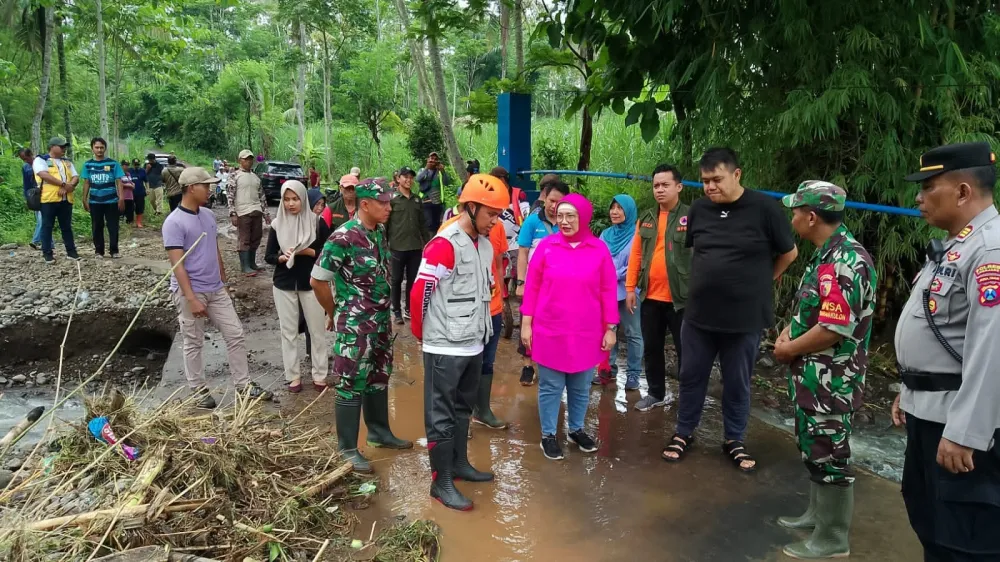 Fokus Kebersihan Jembatan Pasca Banjir, Pemkab Lumajang Upayakan Normalisasi