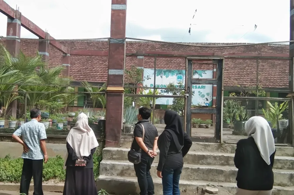 Tim DLH Lumajang Dampingi SMPN 1 Tempeh dalam Persiapan Adiwiyata Nasional