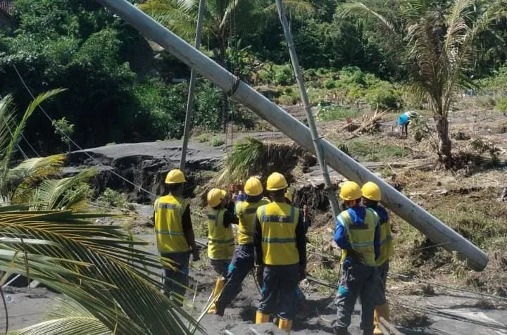 PLN Perkuat Pemulihan Listrik Pasca-Bencana di Sumberlangsep, Meski Terkendala Cuaca Ekstrem