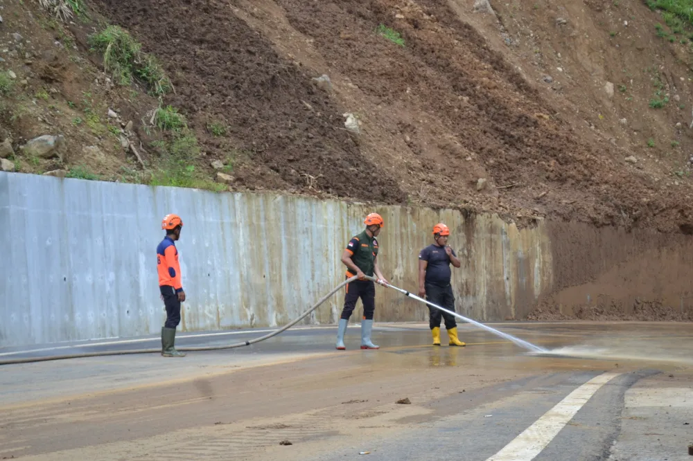 Longsor di Piket Nol KM 55, TRC BPBD Gerak Cepat Lakukan Pembersihan