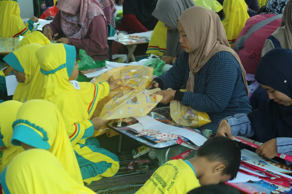 Pj. Bupati Lumajang Galang Kesadaran Lingkungan Lewat Lomba Hias Topi Ibu dan Anak di HPSN 2024