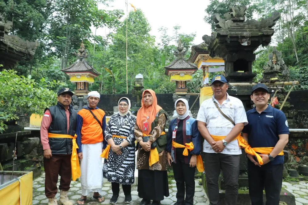 Pj. Bupati Lumajang Tinjau Progres Pembangunan Jalan Menuju Pura Patirtan Watu Klosot