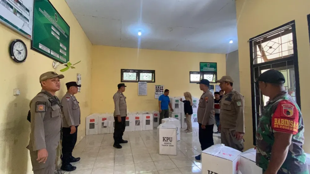 TNI-Polri Kawal Distribusi Logistik Pemilu 2024 di Lumajang