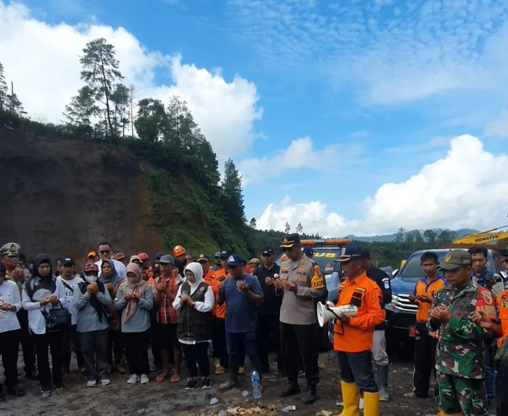 Gelar Doa Bersama di Lokasi Longsor, Pj. Bupati Lumajang Berharap Semua Korban Segera Ditemukan