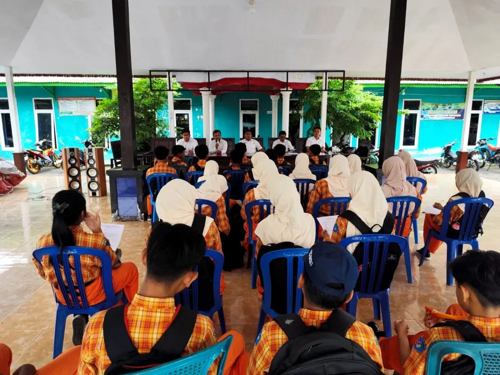 Kegiatan Belajar P5 SMPN 1 Tempursari di Balai Desa Pundungsari