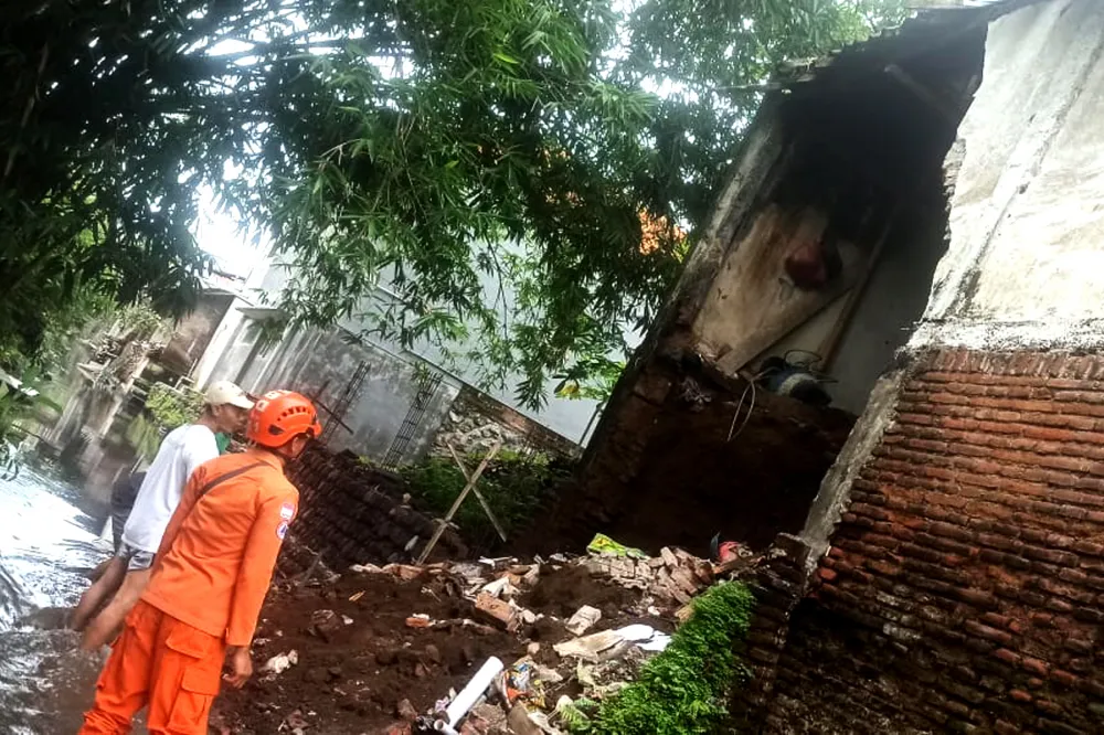 BPBD Lumajang Asesmen Rumah Rusak akibat Cuaca Ekstrem di Desa Tukum