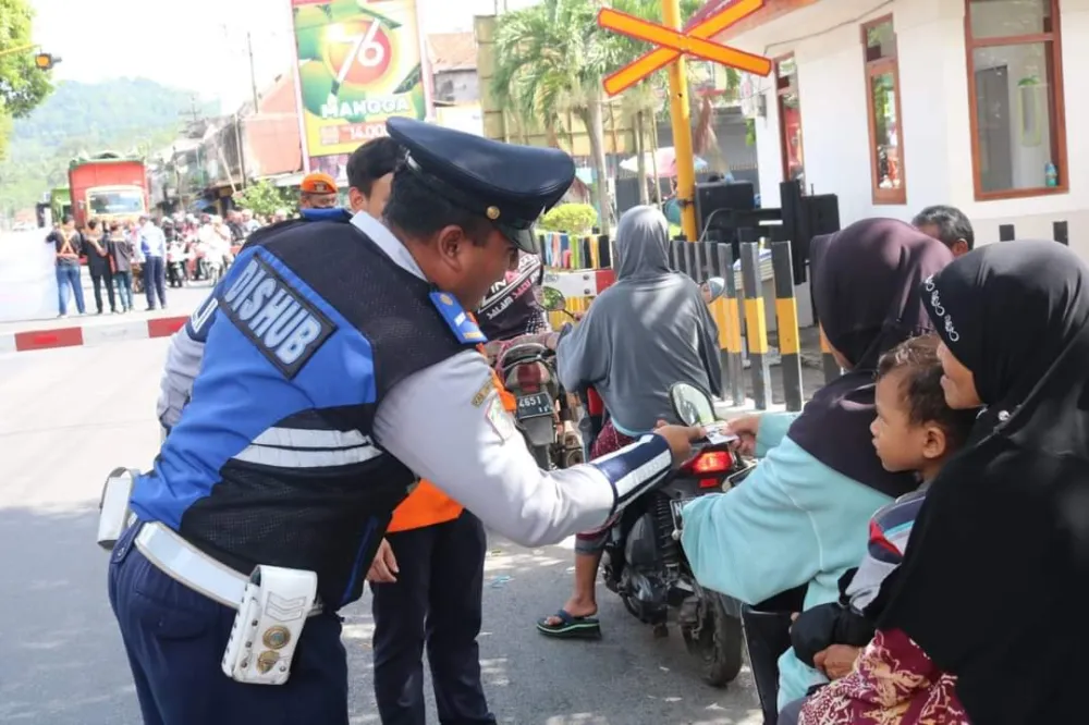 Keamanan Masa Libur Lebaran, Jalur Kereta Api Tanpa Palang Pintu Mendapat Penjagaan Khusus