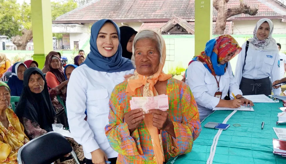 Lansia Desa Kutorenon Terima Sentuhan Kebaikan Bansos PKH Plus dari Pemerintah