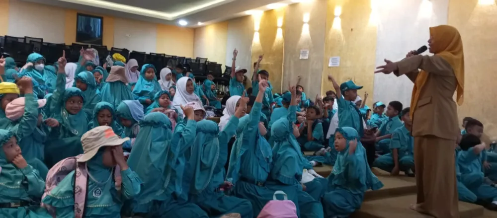 SD Alikhlas Lumajang mengikuti kegiatan wisata literasi di perpustakaan mulamalurung lumajang