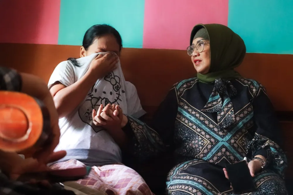 Pemkab Lumajang Beri Perhatian untuk Tuna, Ibu Penderita Kista dengan Anak Celebral Palsy