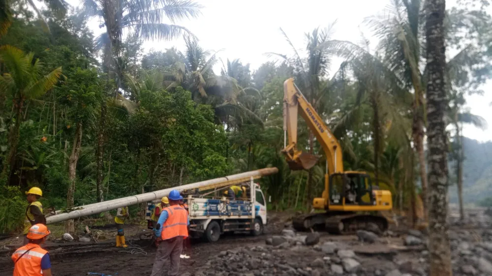 PLN Lakukan Perbaikan Jaringan Listrik Pasca Banjir di Dusun Sumberlangsep Desa Jugosari