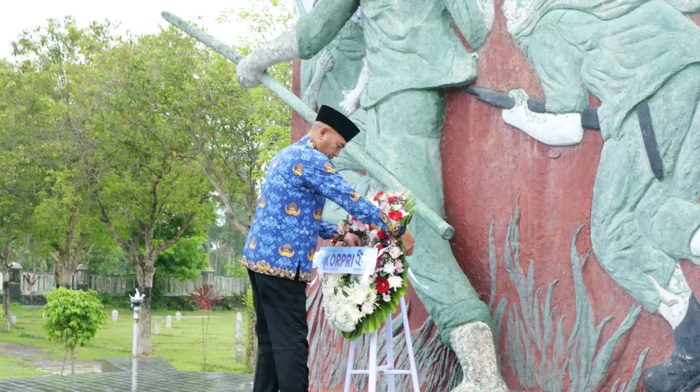 Peringati HUT KORPRI 2024, Pemkab Lumajang Gelar Upacara Ziarah Rombongan di TMP Kusuma Bangsa