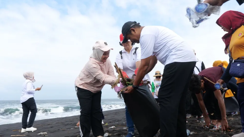 PKK Lumajang Gerakkan Aksi Bersih Pantai dan Tangani Isu Sosial
