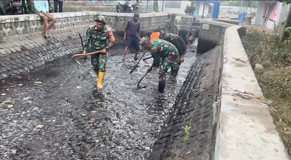 Kolaborasi TNI dan Warga Desa Pasirian dalam Pembersihan Sungai Talang untuk Kelestarian Lingkungan