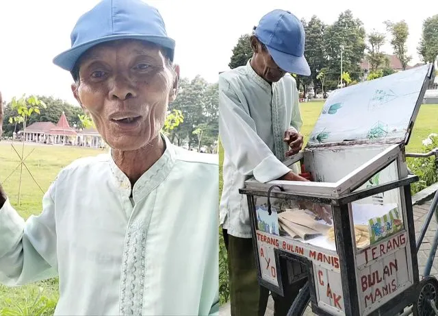 Terang Bulan Jadul Nostalgia Jajanan SD Masih Ada di Lumajang