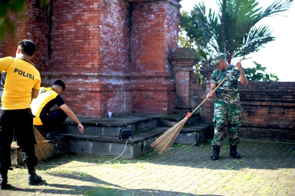 Umat Beragama di Lumajang Berpadu dalam Aksi Bersih Tempat Ibadah