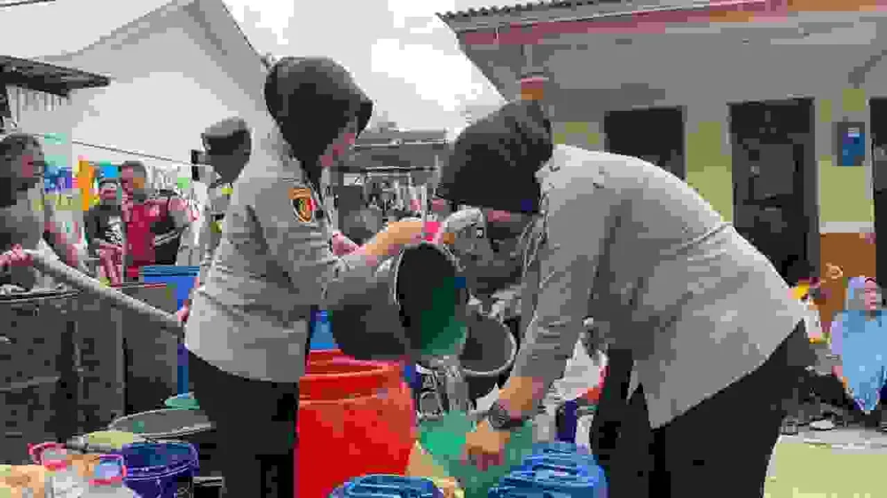 Bantuan Air Bersih Disalurkan untuk Mengatasi Kekeringan di Wilayah Lumajang