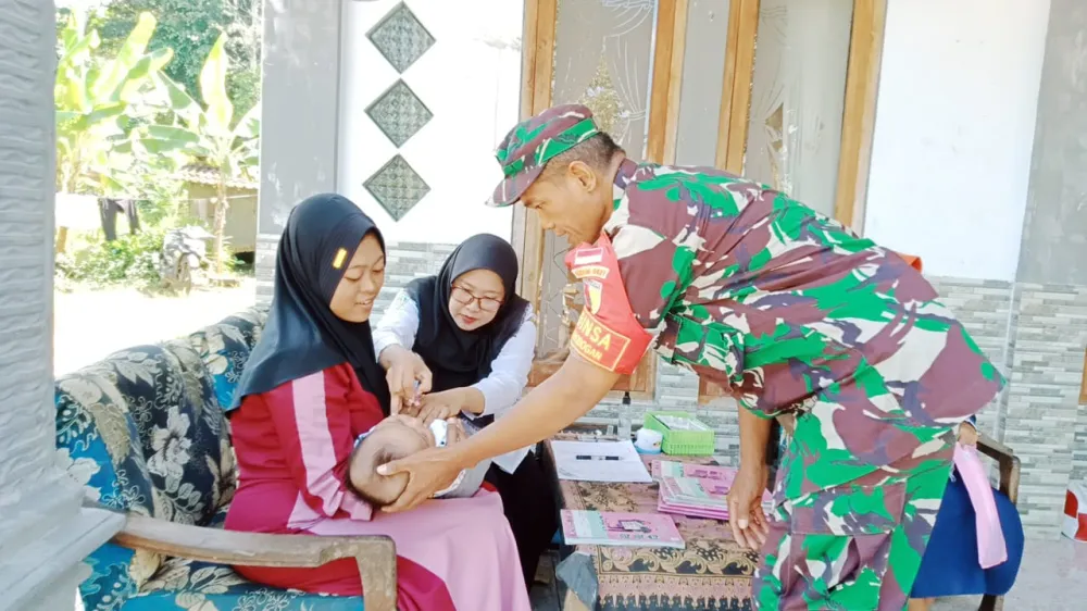 Kemitraan Positif Babinsa dan Bidan Desa dalam Pelayanan Imunisasi Balita