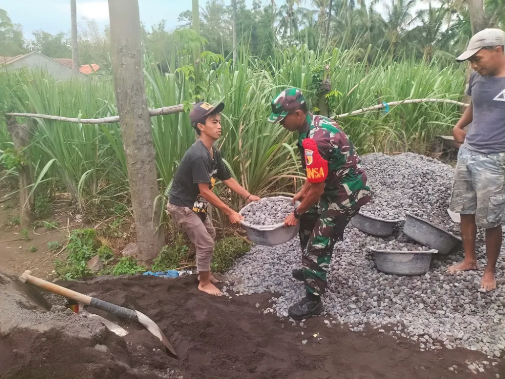 Perkuat Infrastruktur Desa dari Potensi Bencana, TNI Bersama Warga Buwek Lumajang Bangun Talud Penahan Tanah