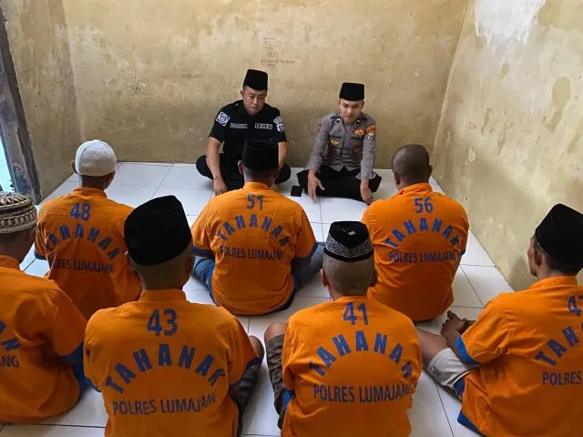 Tahanan Polres Lumajang Diberikan Siraman Rohani Agar Bertaubat