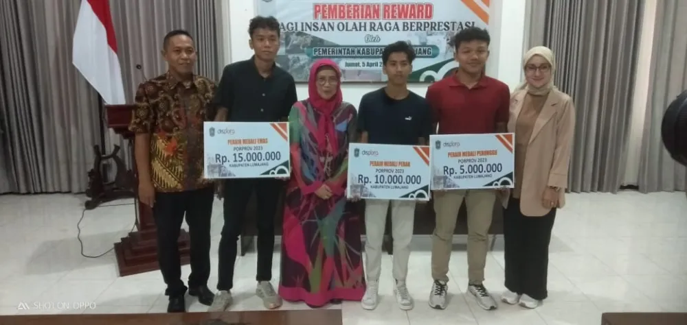 DI MOMEN RAMADHAN Pj BUPATI MEMBERIKAN REWARD ATLET PORPROV VIII BAGI ATLET DAN PELATIH LUMAJANG