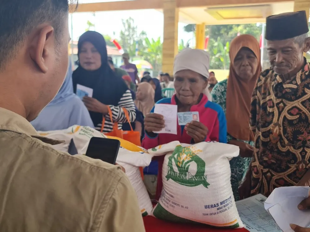 Penyaluran Bantuan Pangan untuk 1.247 KPM di Desa Yosowilangun Kidul