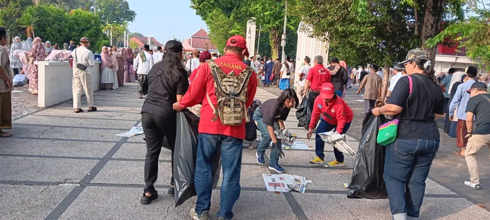 Relawan Rajawali Indonesia Dan Bksag Kabupaten Lumajang Melakukan Aksi Toleransi Bersih-Bersih Pasca Sholat Idulfitri 1445 H