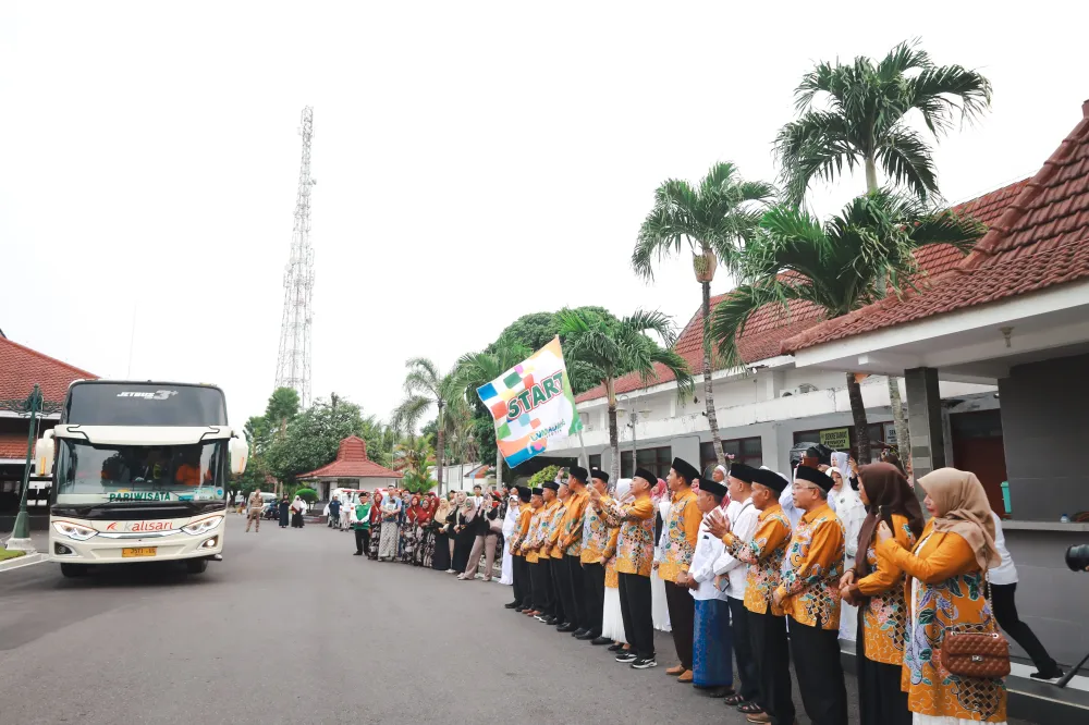 Sekda Lumajang Lepas 195 Jamaah Calon Haji Kloter 51