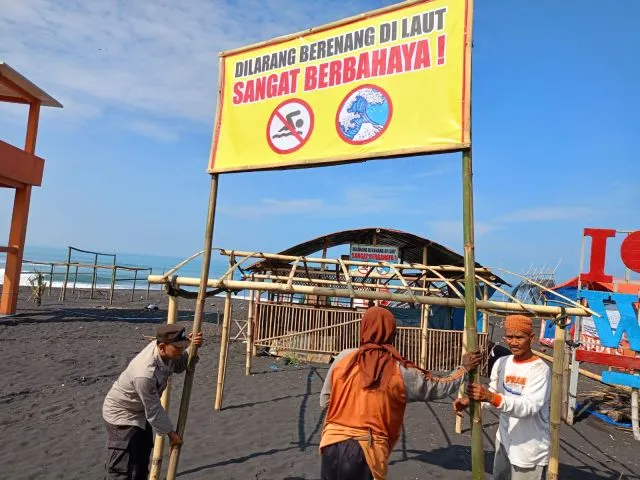 Ombak Pantai Besar, Polres Lumajang Pasang Papan Imbauan