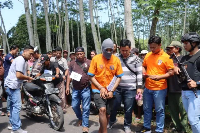 Polres Lumajang Gelar Rekonstruksi Maling Sepeda Motor di Kunir