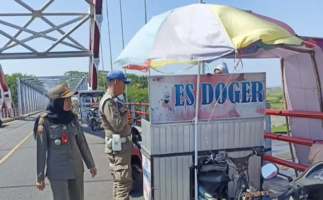 Bikin Macet, Satpol PP Tertibkan PKL di Jembatan JLS Lumajang