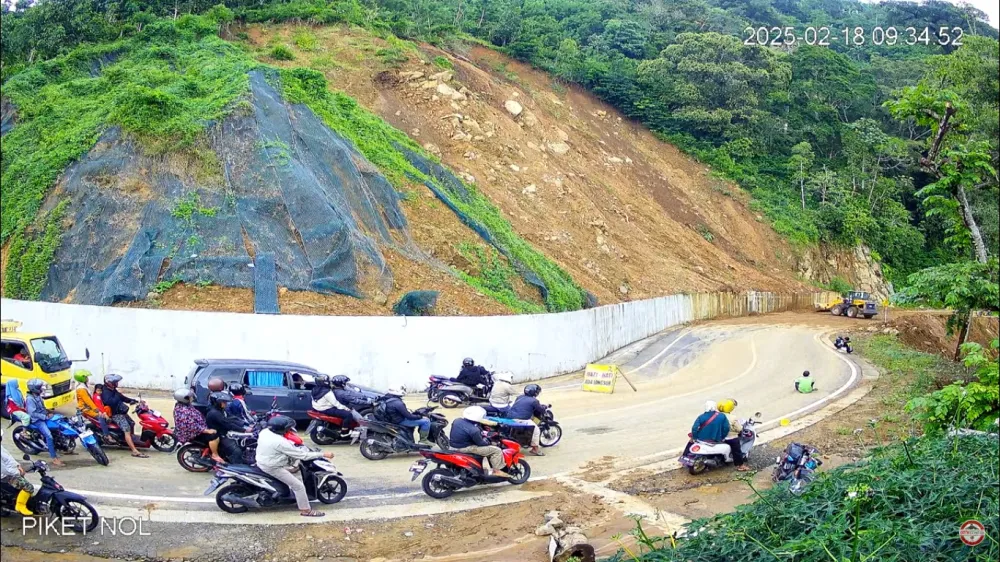 Proses Pembersihan Longsor di Jalur Piket Nol Masih Berlangsung, Pengendara Diimbau Waspada