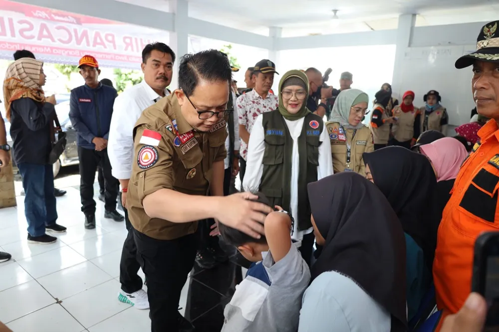 Pj. Gubernur Jatim dan Pj. Bupati Lumajang Santuni Keluarga Korban Longsor di Pronojiwo