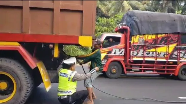 Anggota Satlantas Polres Lumajang Bantu Evakuasi Truk Mogok