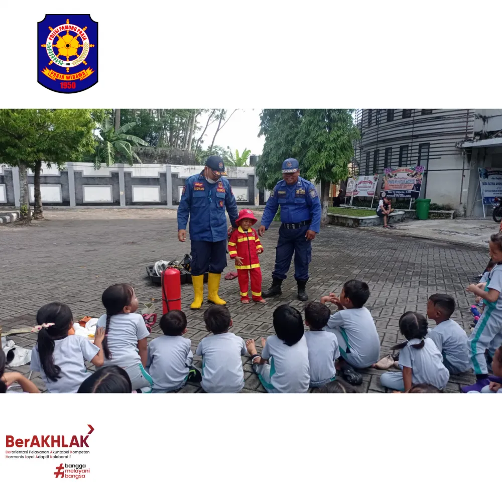 Sosialisasi Damkar Satpol PP Kab. Lumajang Melaksanakan Sosialisalisasi dan Edukasi Penanggulangan Bahaya Kebakaran Bersama TK Dharma Wanita Tanggung Kec. Padang.