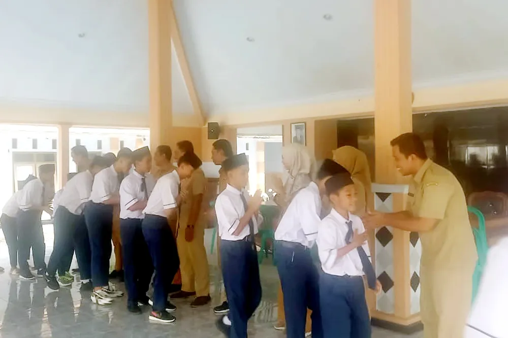 Pelajar SMPIT Ar Rahmah Ar Rohmah Belajar Bersosialisasi dan Mengenal Lembaga di Desa Tukum